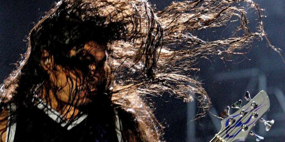 ROBERT DANSER: Bassgitaristen i Metallica, Robert Trujillo, setter liv og helse på spill når han kaster seg ut i headbanger-dansen. ROBERT DANSER: Bassgitaristen i Metallica, Robert Trujillo, setter liv og helse på spill når han kaster seg ut i headbanger-dansen.