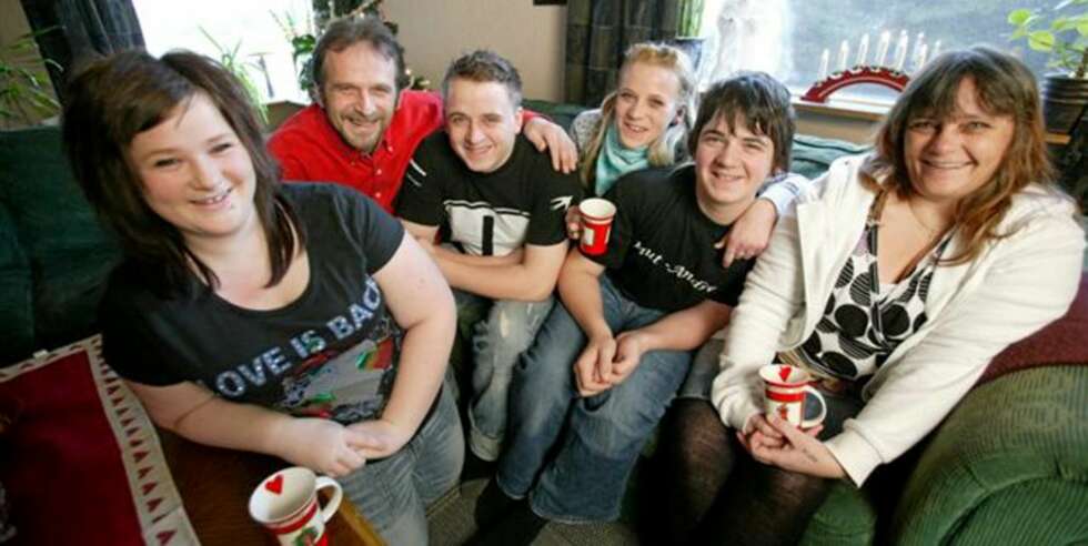 STOLT: Vi er veldig stolte av barna våre, sier Anne Grethe og Karsten. Hele ungeflokken står bak foreldrenes valg om å fortelle sin historie. Fra venstre ser vi Eli Marie, pappa Karsten, Christer, Gunnel Elise, Knut André og mamma Anne Grethe. STOLT: Vi er veldig stolte av barna våre, sier Anne Grethe og Karsten. Hele ungeflokken står bak foreldrenes valg om å fortelle sin historie. Fra venstre ser vi Eli Marie, pappa Karsten, Christer, Gunnel Elise, Knut André og mamma Anne Grethe.