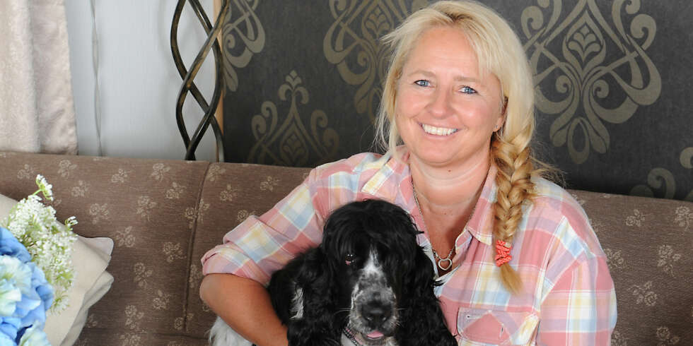 TAKKNEMLIG: Anne Katrine tenker ofte på hvor privilegert hun er som får de medisinene og den behandlingen hun trenger. Her med hunden Luna. FOTO: Marianne Otterdahl-Jensen TAKKNEMLIG: Anne Katrine tenker ofte på hvor privilegert hun er som får de medisinene og den behandlingen hun trenger. Her med hunden Luna. FOTO: Marianne Otterdahl-Jensen
