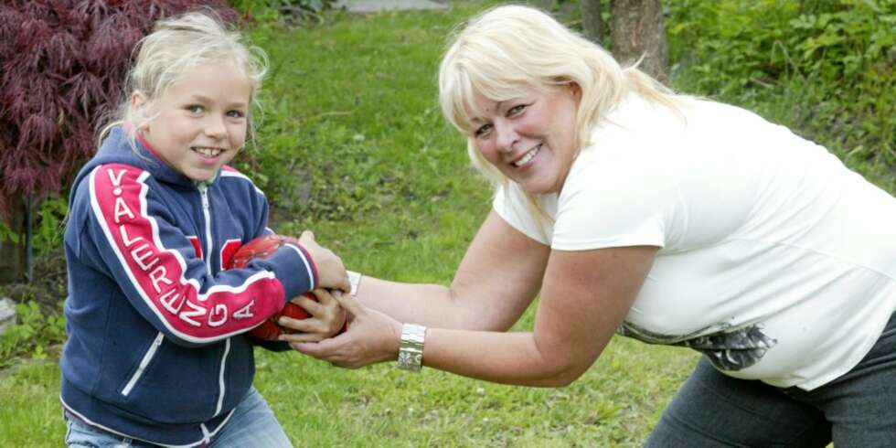 LIVLIG LEK: Tre hjerneslag til tross, mamma Marianne er sprek nok til å spille ball med datteren Christiane. (Foto: Tor T. Gulliksrud) LIVLIG LEK: Tre hjerneslag til tross, mamma Marianne er sprek nok til å spille ball med datteren Christiane. (Foto: Tor T. Gulliksrud)