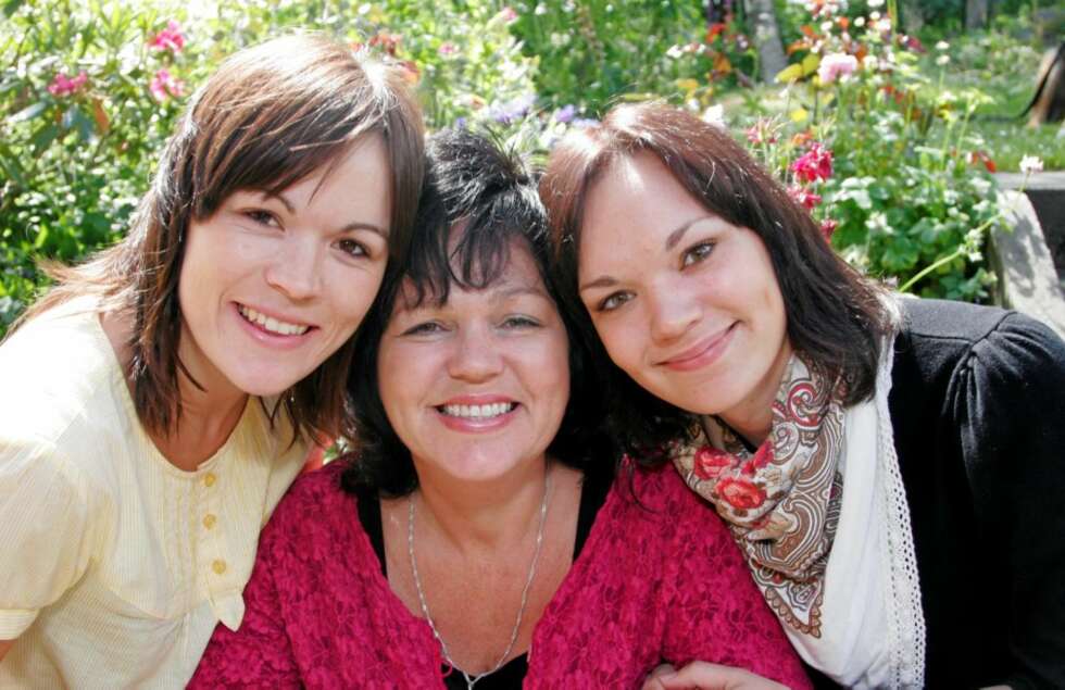 GLADE: - Nå har mamma fått tilbake smilet og utstrålingen vi forbinder med henne, smiler døtrene Lill Iren (27) (t.v.) og Sara Helene (19). GLADE: - Nå har mamma fått tilbake smilet og utstrålingen vi forbinder med henne, smiler døtrene Lill Iren (27) (t.v.) og Sara Helene (19).