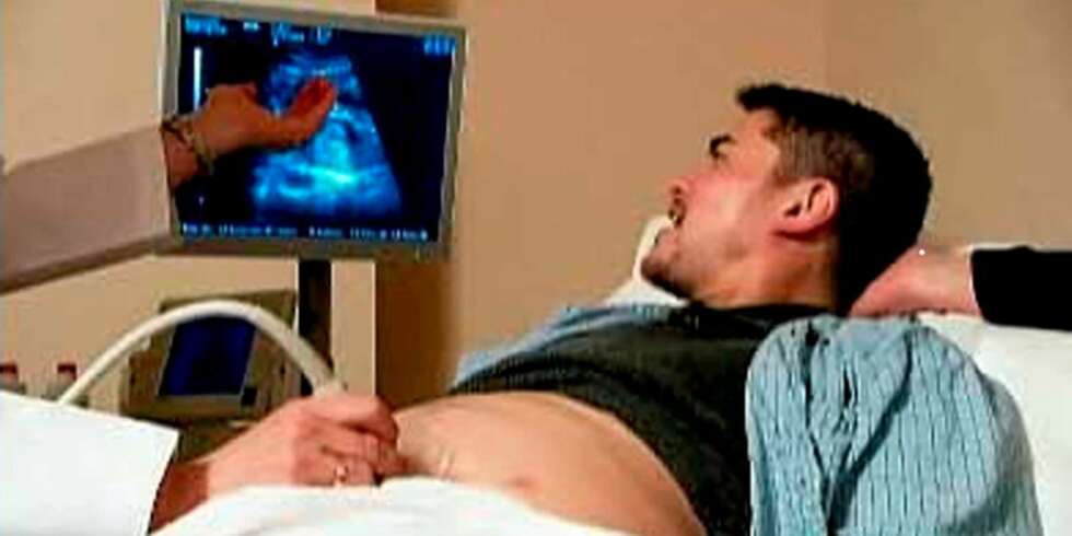 VERDENS FØRSTE GRAVIDE MANN: Thomas Beatie fødte en datter for noen uker siden. Nå frykter legen at den vesle jenta vil utvikle alvorlige helseskader. VERDENS FØRSTE GRAVIDE MANN: Thomas Beatie fødte en datter for noen uker siden. Nå frykter legen at den vesle jenta vil utvikle alvorlige helseskader.