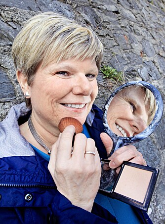 ROSACEA: I dag bruker Berit langt mindre penger på sminke. Til daglig trenger hun nå kun et transparent pudder for å dempe blankheten som kommer av solkremen hun bruker daglig. ROSACEA: I dag bruker Berit langt mindre penger på sminke. Til daglig trenger hun nå kun et transparent pudder for å dempe blankheten som kommer av solkremen hun bruker daglig.