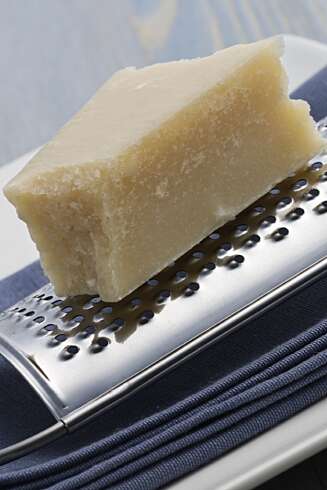 Riv litt parmesan over maten. Det smaker foretreffelig! Riv litt parmesan over maten. Det smaker foretreffelig!