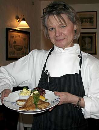 DELIKATESSE: Jytte Mattesen er servitør på Restaurant Amalie. Her serverer hun deilig rødspettesmørbrød til journalisten. DELIKATESSE: Jytte Mattesen er servitør på Restaurant Amalie. Her serverer hun deilig rødspettesmørbrød til journalisten.