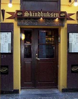 SKINDBUKSEN: Klassisk, dansk spisested. PS: Du behøver ikke gå med skinnbukse! SKINDBUKSEN: Klassisk, dansk spisested. PS: Du behøver ikke gå med skinnbukse!
