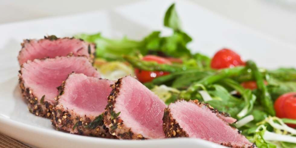 La tunfisken ligge i marinade i 30 minutter før du steker den. La tunfisken ligge i marinade i 30 minutter før du steker den.
