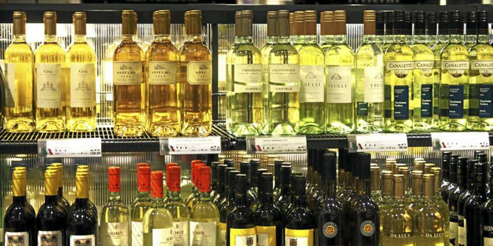 VIN PÅ TILBUD: Hver måned reduserer Vinmonopolet prisene på vin. VIN PÅ TILBUD: Hver måned reduserer Vinmonopolet prisene på vin.