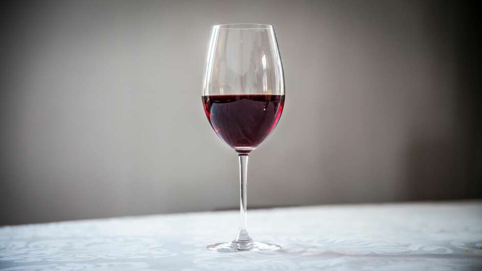 HVOR MYE VIN SKAL DU HA I GLASSET: Det finnes heldigvis noen gode regler for hvordan dette gjøres. HVOR MYE VIN SKAL DU HA I GLASSET: Det finnes heldigvis noen gode regler for hvordan dette gjøres.