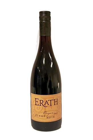 GOD SYRE: Den amerikanske rødvinen, Erath Pinot Noir 2007, har fine tanniner og god syre. Drikk den til ribben på julaften. GOD SYRE: Den amerikanske rødvinen, Erath Pinot Noir 2007, har fine tanniner og god syre. Drikk den til ribben på julaften.