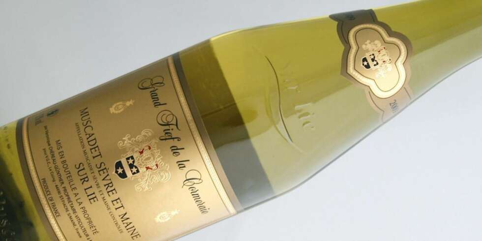SUR LIE: Det at en muscadet har betegnelsen sur lie betyr at den er lagret på bunnfallet, og det gir rikere og mer kompleks duft og smak. SUR LIE: Det at en muscadet har betegnelsen sur lie betyr at den er lagret på bunnfallet, og det gir rikere og mer kompleks duft og smak.