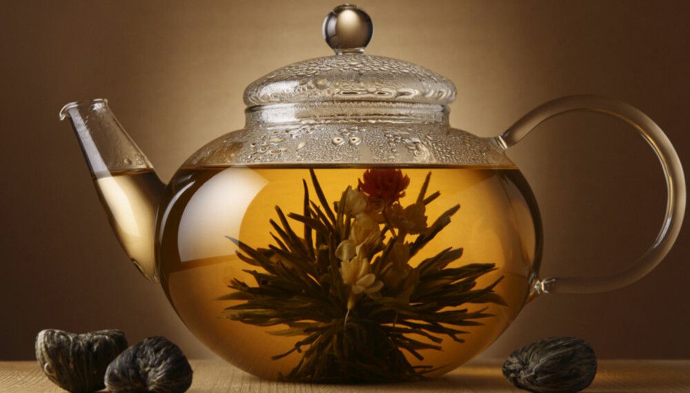 DRIKK EN BLOMST: Den kinesiske teen er dekorativ, og kommer selvsagt spesielt til sin rett servert i glasskanne eller -kopper. DRIKK EN BLOMST: Den kinesiske teen er dekorativ, og kommer selvsagt spesielt til sin rett servert i glasskanne eller -kopper.