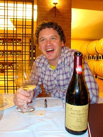 ITALIENSK VIN: Artikkelforfatteren koser seg meg italiensk vin. Nærmere bestemt en Zenato Amarone ITALIENSK VIN: Artikkelforfatteren koser seg meg italiensk vin. Nærmere bestemt en Zenato Amarone