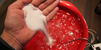 Den aller raskeste metoden er å bruke vann, salt og isbiter Den aller raskeste metoden er å bruke vann, salt og isbiter