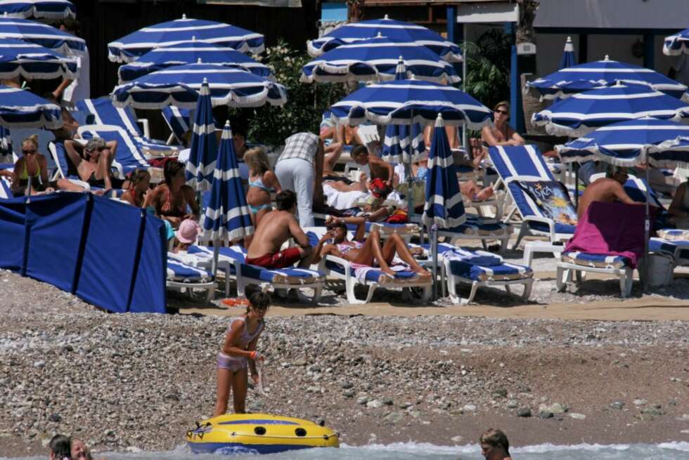 TETT: Strandlivet nytes - både av kongelig og "vanlige" folk. TETT: Strandlivet nytes - både av kongelig og "vanlige" folk.