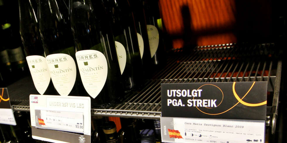 TOMME HYLLER: Transportstreiken fører til tomme hyller på polet. TOMME HYLLER: Transportstreiken fører til tomme hyller på polet.