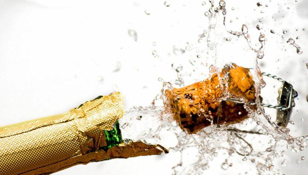 EKSPLOSIVT: Det finnes riktige og gale måter å åpne champagneflasken på. Har du sabel, kan du prøve deg på en fransk åpning, men da går du glipp av noe... EKSPLOSIVT: Det finnes riktige og gale måter å åpne champagneflasken på. Har du sabel, kan du prøve deg på en fransk åpning, men da går du glipp av noe...