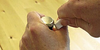 Åpne flasken: Legg papiret mellom korken og tommelen og dra opp Åpne flasken: Legg papiret mellom korken og tommelen og dra opp