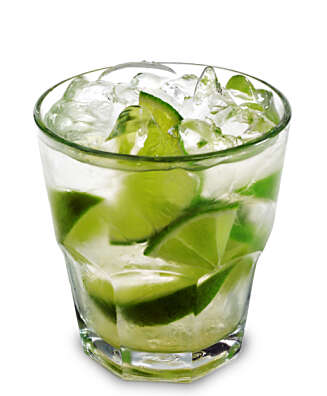 BRASILIANSK: Brennevinen cachaca fra Brasil er basis i drinken caipirinha. Perfekt for mini Rio-karneval hjemme! BRASILIANSK: Brennevinen cachaca fra Brasil er basis i drinken caipirinha. Perfekt for mini Rio-karneval hjemme!
