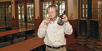 JACK DANIELS OG INGE: Vi Menns Inge Lundereng på Cack Daniles-fabrikken i Lynckburg, Tennesse - ingen dårlig dag på jobb! JACK DANIELS OG INGE: Vi Menns Inge Lundereng på Cack Daniles-fabrikken i Lynckburg, Tennesse - ingen dårlig dag på jobb!