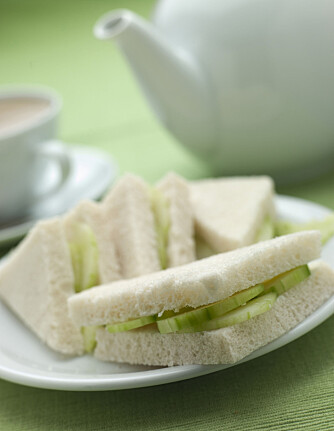 CUCUMBER SANWICH: Trimmede loffskiver med agurk er nærmest obligatorisk til en seanse med britisk ettermiddagste. CUCUMBER SANWICH: Trimmede loffskiver med agurk er nærmest obligatorisk til en seanse med britisk ettermiddagste.