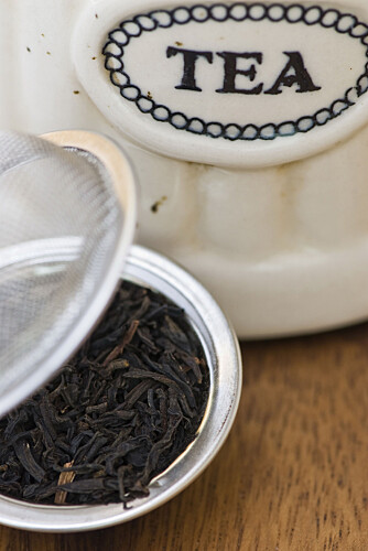 RIKTIG TE: Sort te eller oolong (mellom sort og grønn) passer godt til ettermiddagste. Spander på deg løs te, istedenfor teposer. RIKTIG TE: Sort te eller oolong (mellom sort og grønn) passer godt til ettermiddagste. Spander på deg løs te, istedenfor teposer.