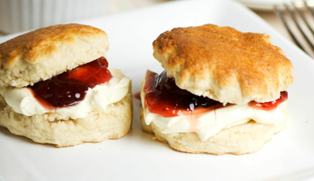 SCONES: Serveres med syltetøy og clotted cream, laget av upasteurisert melk. Den kan erstattes med seterrømme, ricotta eller crème fraîche. SCONES: Serveres med syltetøy og clotted cream, laget av upasteurisert melk. Den kan erstattes med seterrømme, ricotta eller crème fraîche.