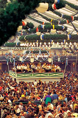 STORT: Ølhallene som bygges opp til oktoberfesten i München er enorme. De 15 hallene på Theresienwiese tar 10.000 mennesker på én gang. STORT: Ølhallene som bygges opp til oktoberfesten i München er enorme. De 15 hallene på Theresienwiese tar 10.000 mennesker på én gang.
