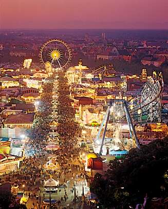 STEMNINGSFULLT: Oktoberfesten i München oppleves best på kvelden. STEMNINGSFULLT: Oktoberfesten i München oppleves best på kvelden.