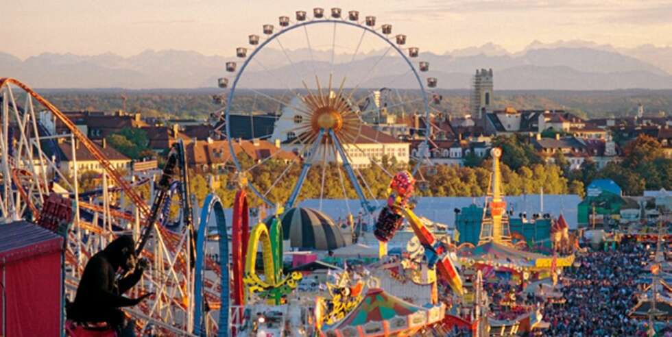 MARKED: På markedsplassen Theresienwiese i München er det tivoli, ølhaller og boder med mat og drikke om hverandre. MARKED: På markedsplassen Theresienwiese i München er det tivoli, ølhaller og boder med mat og drikke om hverandre.