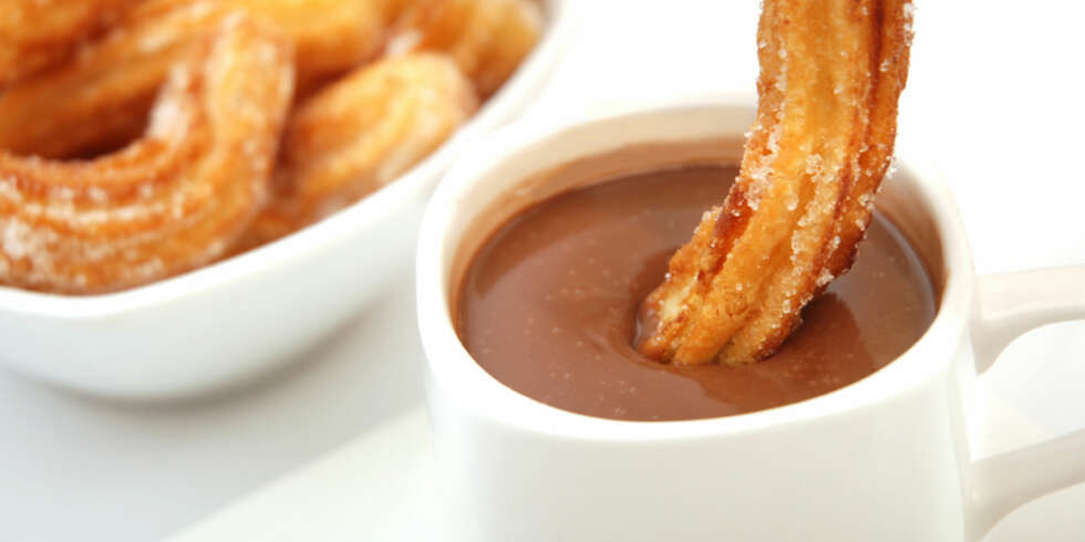 SPANSK KAKAO: En tykk, varm sjokolade med churros til å dyppe med. SPANSK KAKAO: En tykk, varm sjokolade med churros til å dyppe med.
