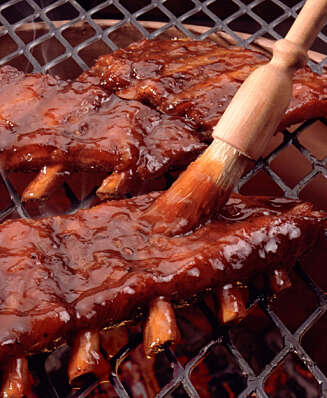 Det er mange som pensler på grillsausen under grilling. Craig Whitson anbefaler å servere den ved siden av. Det er mange som pensler på grillsausen under grilling. Craig Whitson anbefaler å servere den ved siden av.