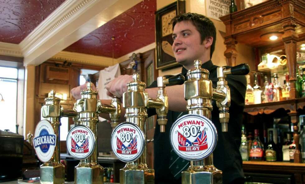 PUB PÅ PUB: Edinburghs puber ligger på hvert eneste gatehjørne. PUB PÅ PUB: Edinburghs puber ligger på hvert eneste gatehjørne.