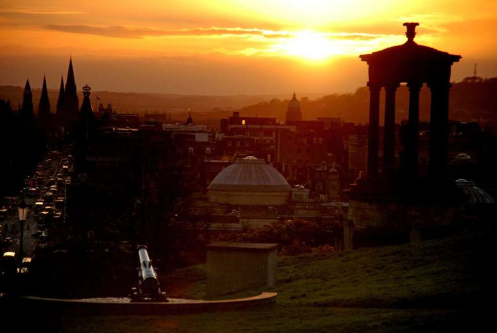 CARLTON HILL: Den aller beste utsikten over Edinburgh får du ved å ta trappetrinnene opp til Calton Hill CARLTON HILL: Den aller beste utsikten over Edinburgh får du ved å ta trappetrinnene opp til Calton Hill