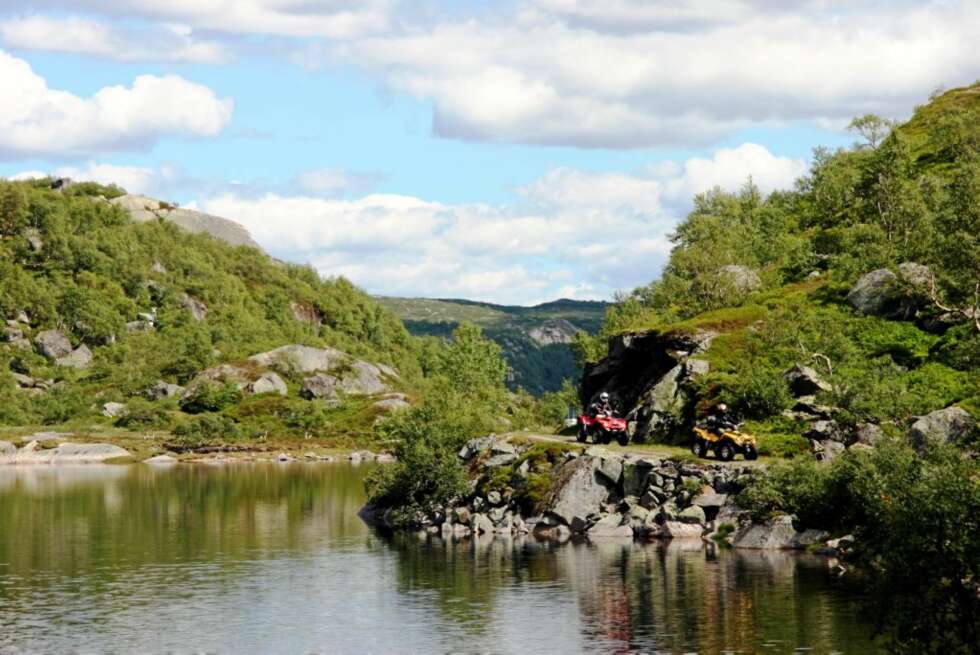 LANGS FJELLVATNET: Selv du som sliter med å gå kan oppleve vakker fjellheim som her langs Kvernevatnet når du kan bruke en motorisert 4-hjuling. LANGS FJELLVATNET: Selv du som sliter med å gå kan oppleve vakker fjellheim som her langs Kvernevatnet når du kan bruke en motorisert 4-hjuling.