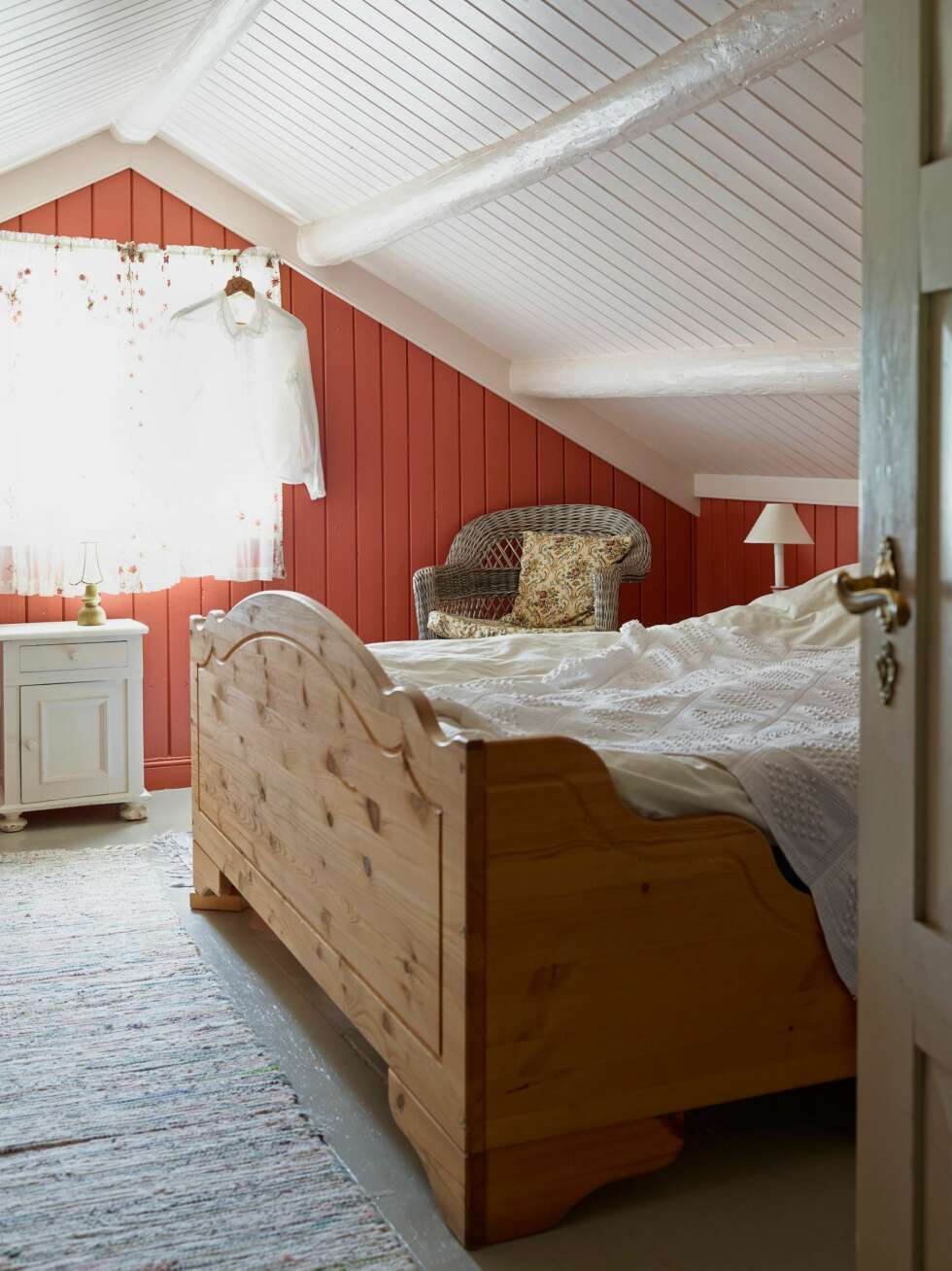 GOD PLASS: Soverommet på hemsen er romslig. Blusen som henger på gardinstangen fant de sammen med andre gamle klær som isolasjon i veggen da de restaurerte huset. GOD PLASS: Soverommet på hemsen er romslig. Blusen som henger på gardinstangen fant de sammen med andre gamle klær som isolasjon i veggen da de restaurerte huset.