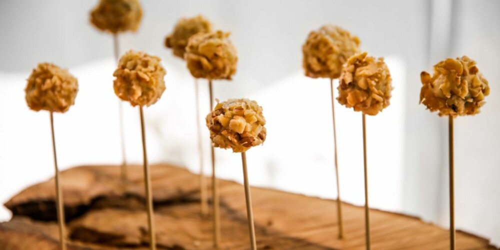 TAPAS: I disse kulene skjuler det seg druer, ost under de sprø nøttene. TAPAS: I disse kulene skjuler det seg druer, ost under de sprø nøttene.