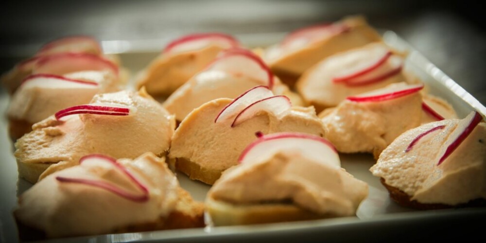 TAPAS: Laks trukket i melk med reddiker. TAPAS: Laks trukket i melk med reddiker.