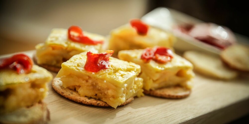 TAPAS: - Tortilla tar en hel time å lage, sier Olatz. TAPAS: - Tortilla tar en hel time å lage, sier Olatz.