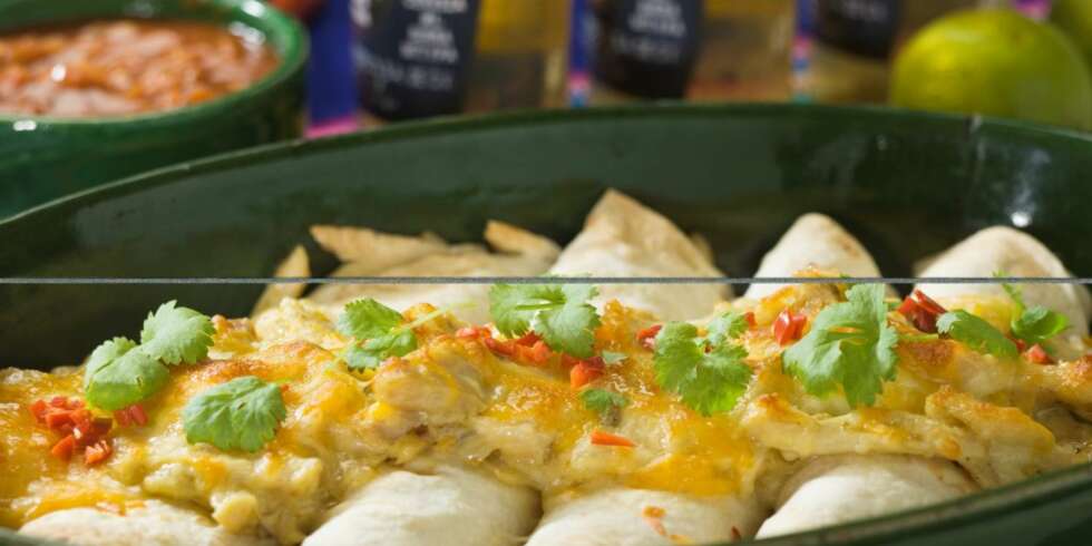 Dette er en rett hele familien vil like! Myke tortilla-lomper med en fyldig kyllingstuing serveres på meksikansk vis med rømme og salsa. Dette er en rett hele familien vil like! Myke tortilla-lomper med en fyldig kyllingstuing serveres på meksikansk vis med rømme og salsa.