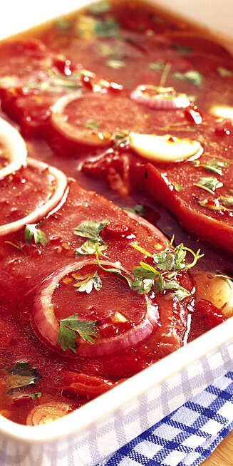 FIN MED VIN: Rødvinsmarinaden finnes det mange varianter av. Denne er med hvitløk, rosmarin og grønn pepper. FIN MED VIN: Rødvinsmarinaden finnes det mange varianter av. Denne er med hvitløk, rosmarin og grønn pepper.