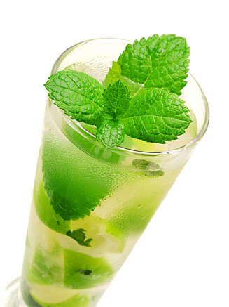 MOJITO: Mynte er en viktig ingrediens i den søte og syrlige drinken mojito. MOJITO: Mynte er en viktig ingrediens i den søte og syrlige drinken mojito.