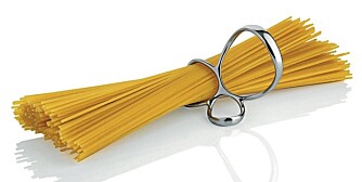 Rustfritt: Voile spaghettimål fra Alessi. Den måler tre forskjellige porsjonsstørrelser og kommer i rustfritt stål. Den koster 136 kroner hos RoyalDesign.no Rustfritt: Voile spaghettimål fra Alessi. Den måler tre forskjellige porsjonsstørrelser og kommer i rustfritt stål. Den koster 136 kroner hos RoyalDesign.no