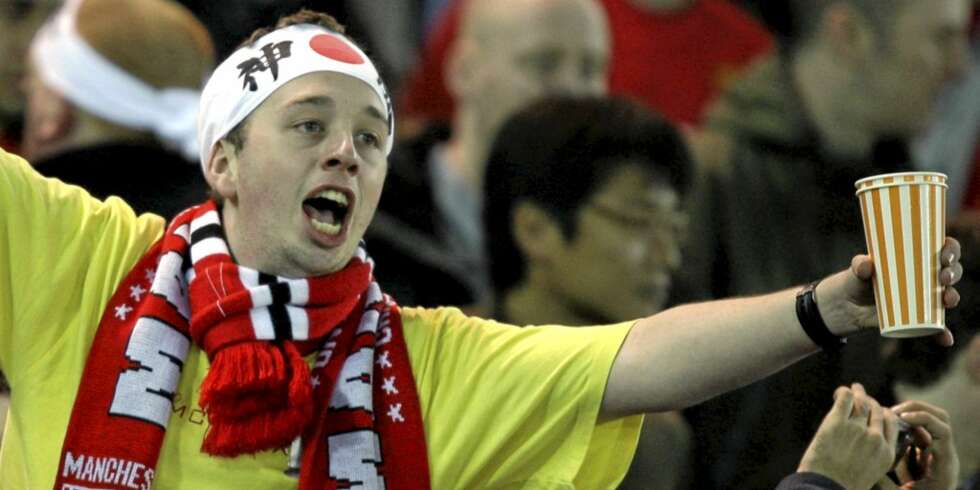 A supporter of England's Manchester United cheers prior to the final match between Manchester United and Ecuador's Liga Deportiva Universitaria Quito at the FIFA Club World Cup soccer tournament in Yokohama, Japan, Monday, Dec. 21, 2009. (AP Photo/David Guttenfelder) A supporter of England's Manchester United cheers prior to the final match between Manchester United and Ecuador's Liga Deportiva Universitaria Quito at the FIFA Club World Cup soccer tournament in Yokohama, Japan, Monday, Dec. 21, 2009. (AP Photo/David Guttenfelder)