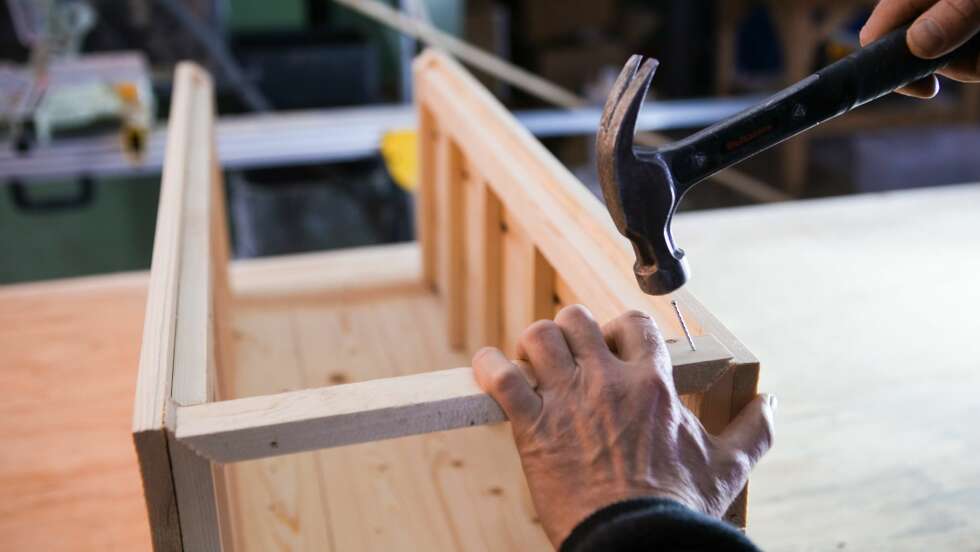 Montering: Lag sidene først, med anlegg til 4 hyller. Innfelt dør er både stilig og tett. Da trekker du de to vertikale lektene i fronten 15 mm. inn i skapet. Montering: Lag sidene først, med anlegg til 4 hyller. Innfelt dør er både stilig og tett. Da trekker du de to vertikale lektene i fronten 15 mm. inn i skapet.