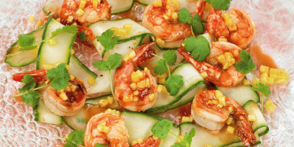 FRISK OG FRISTENDE: Slangeagurken kan brukes til langt mer enn som dekor på brødskiven. Her er agurksalat og chilistekt scampi. FRISK OG FRISTENDE: Slangeagurken kan brukes til langt mer enn som dekor på brødskiven. Her er agurksalat og chilistekt scampi.