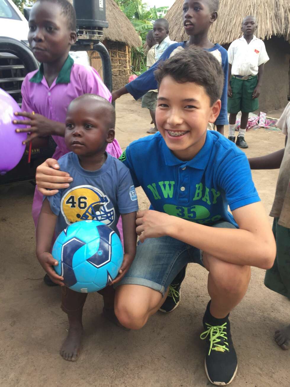 STORE FORSKJELLER: Erlend Fredheim besøkte Uganda og fikk se hvor ulikt livet hans i Norge er fra det skolebarna der lever hver dag. STORE FORSKJELLER: Erlend Fredheim besøkte Uganda og fikk se hvor ulikt livet hans i Norge er fra det skolebarna der lever hver dag.