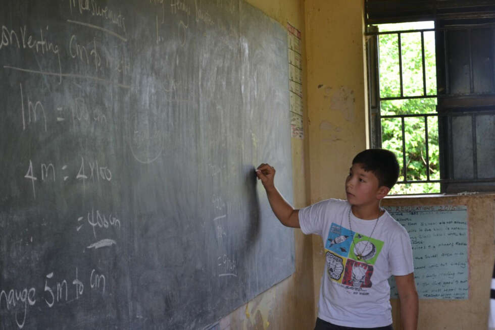 PÅ SKOLEN: Even Fredheim fikk oppleve hvordan skoledagen til barna i Uganda fortoner seg. Han fikk også prøve seg på tavla i en mattetime. PÅ SKOLEN: Even Fredheim fikk oppleve hvordan skoledagen til barna i Uganda fortoner seg. Han fikk også prøve seg på tavla i en mattetime.