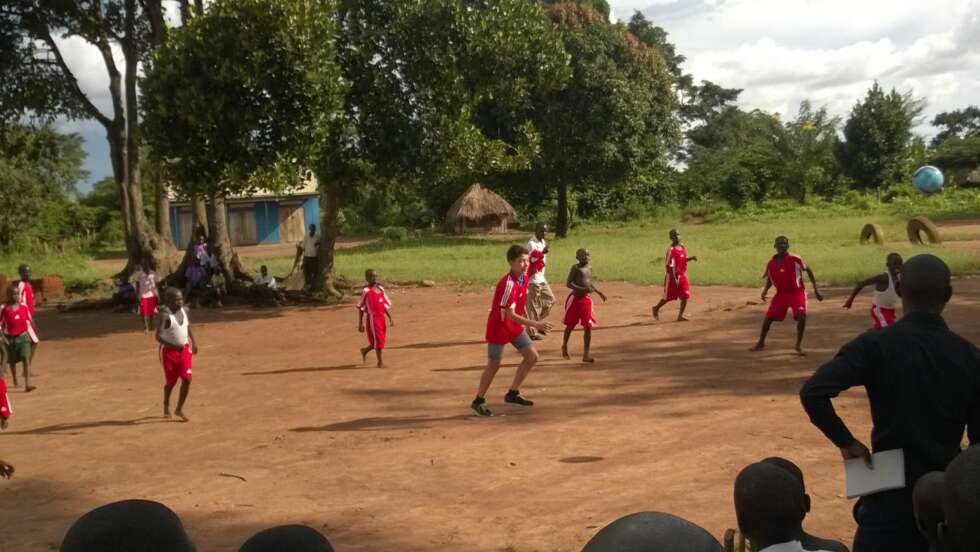 FOTBALLKAMP: Erlend får prøve seg på skolelaget. De andre spillerne var sjenerøse nok til å la ham få spille med sko. FOTBALLKAMP: Erlend får prøve seg på skolelaget. De andre spillerne var sjenerøse nok til å la ham få spille med sko.