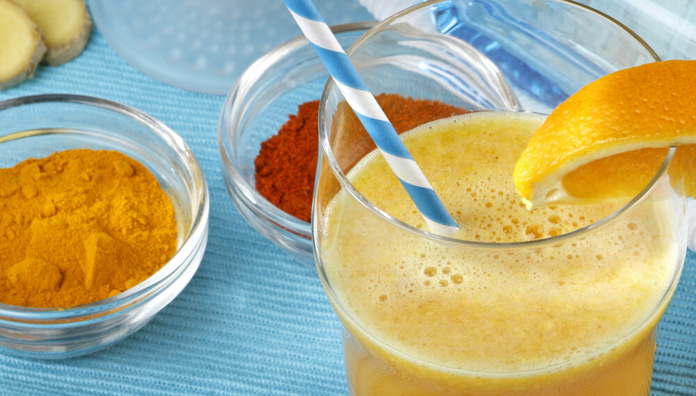SÅR HALS? Ta deg en shot med C-vitaminer! Drikken inneholder også gurkemeie, ingefær og cayennepepper, som er med på å gi immunforsvaret et ekstra kick. SÅR HALS? Ta deg en shot med C-vitaminer! Drikken inneholder også gurkemeie, ingefær og cayennepepper, som er med på å gi immunforsvaret et ekstra kick.